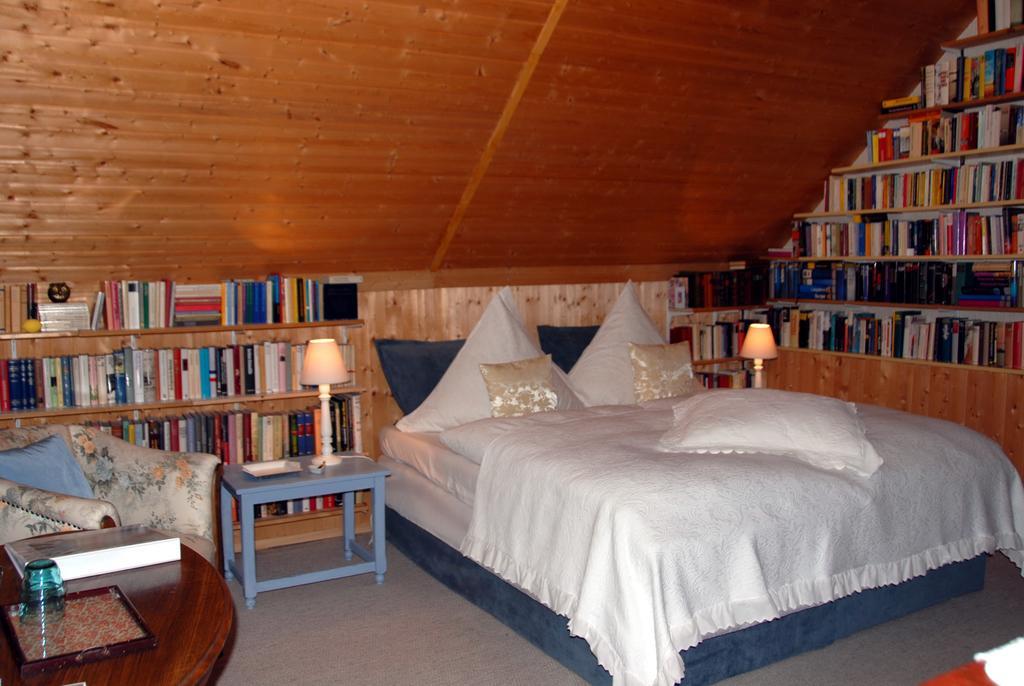Romantikzimmer im Antiquariat Sonnschied Chambre photo