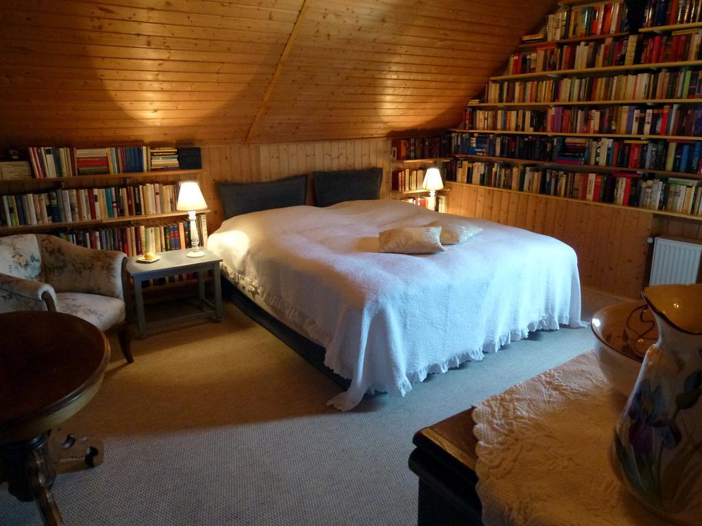 Romantikzimmer im Antiquariat Sonnschied Chambre photo